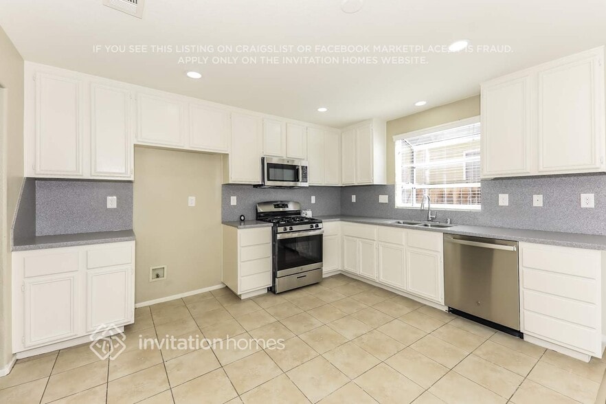 Building Photo - 27555 Sierra Madre Dr