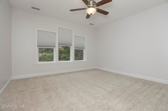 Building Photo - Rental Avail in Olde Point!