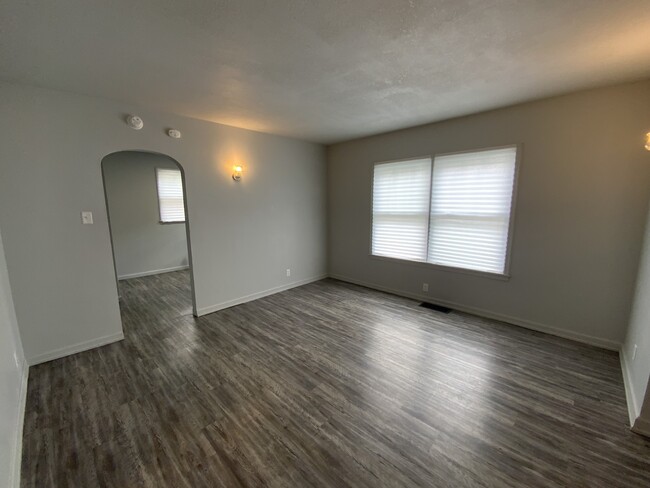 Building Photo - 305 N Bowman Ave