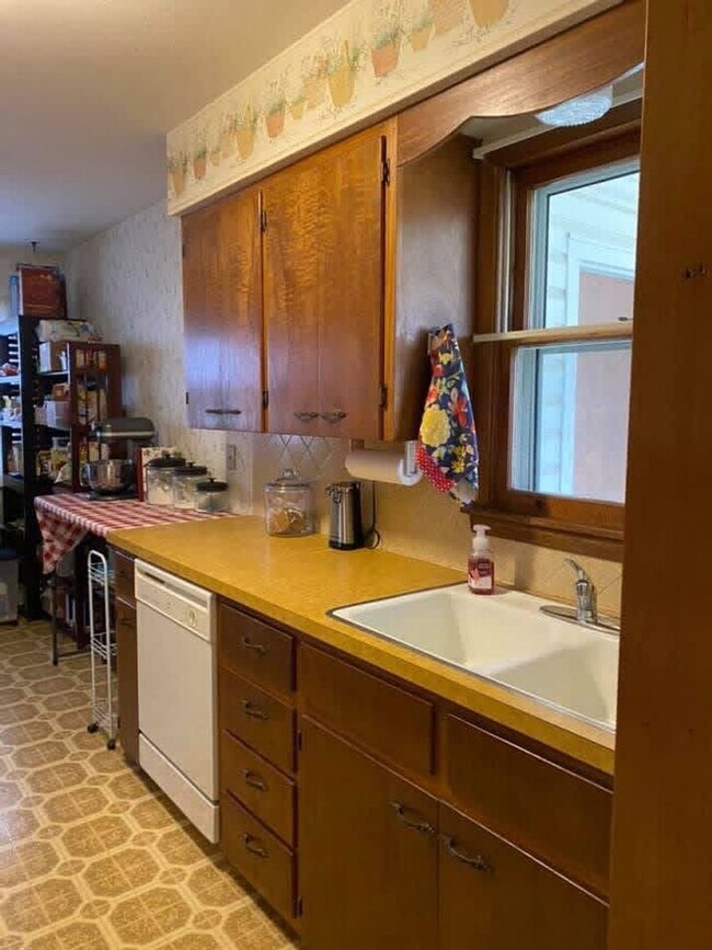 Building Photo - 610 E Elaine Ave