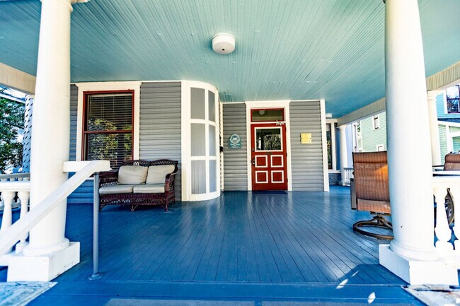 Building Photo - 205 SE 7th St