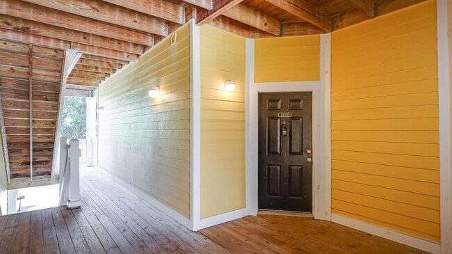 Building Photo - 1 Bedroom 1 Bath Condo in Southampton Poin...