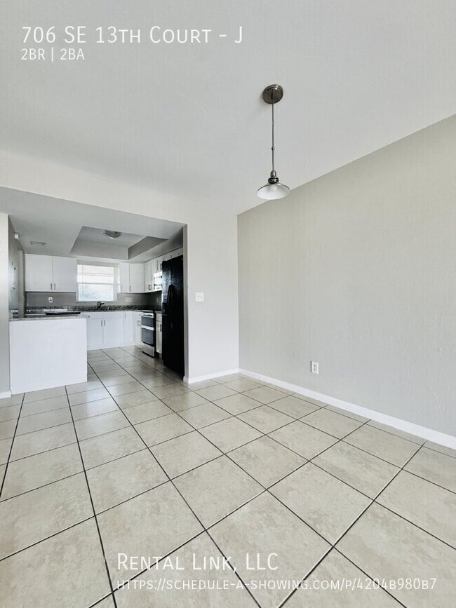 Building Photo - 706 SE 13th Ct