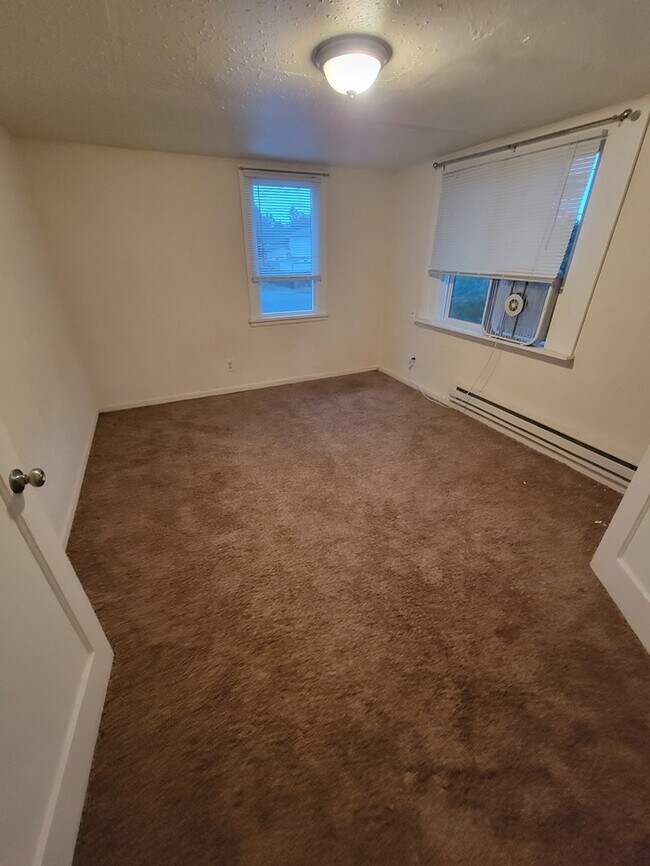 Building Photo - Tacoma home 3bdr 2 bath 1 car garage **** this home is still occupied please do not disrupt the r...