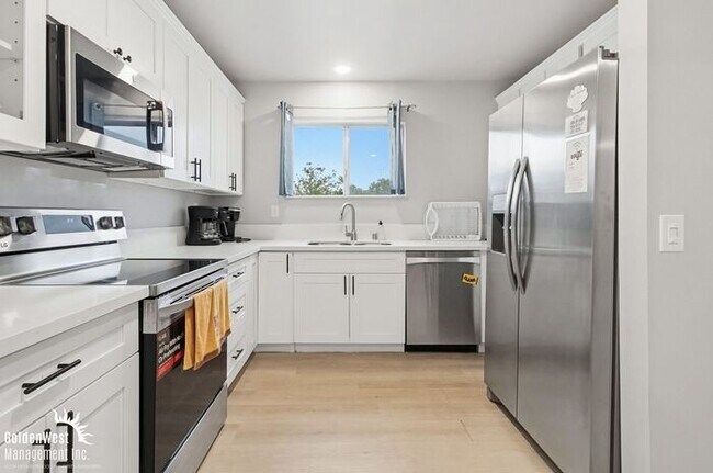 Building Photo - Beautifully Updated 3Bdm 3Ba Unfurnished Main Home of Duplex with Views in Cardiff By the Sea!