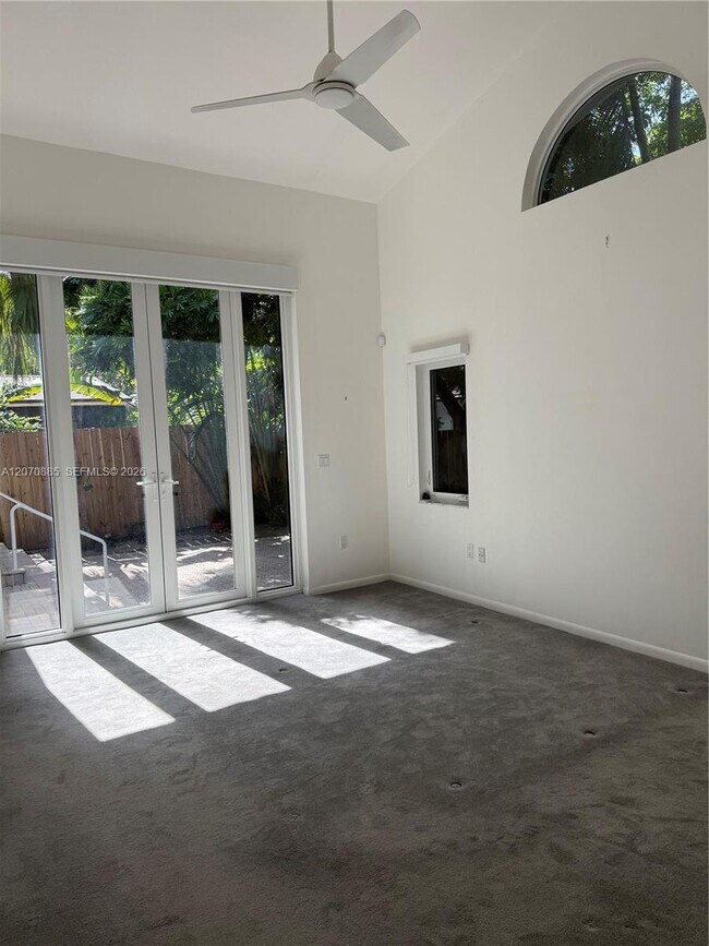 Building Photo - 3865 Poinciana Ave