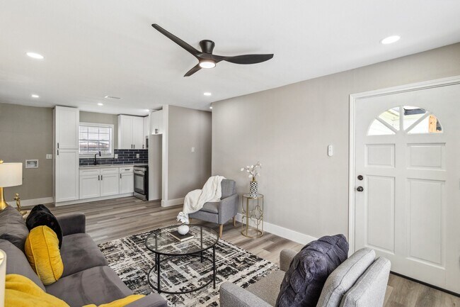 Building Photo - 1000 W Thomas Ave