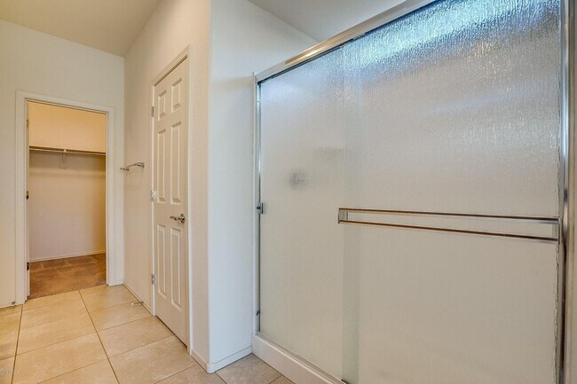 Building Photo - Charming 4-bed, 3.5 bath home with full SOLAR at Trailside community on Happy Valley in North Peoria
