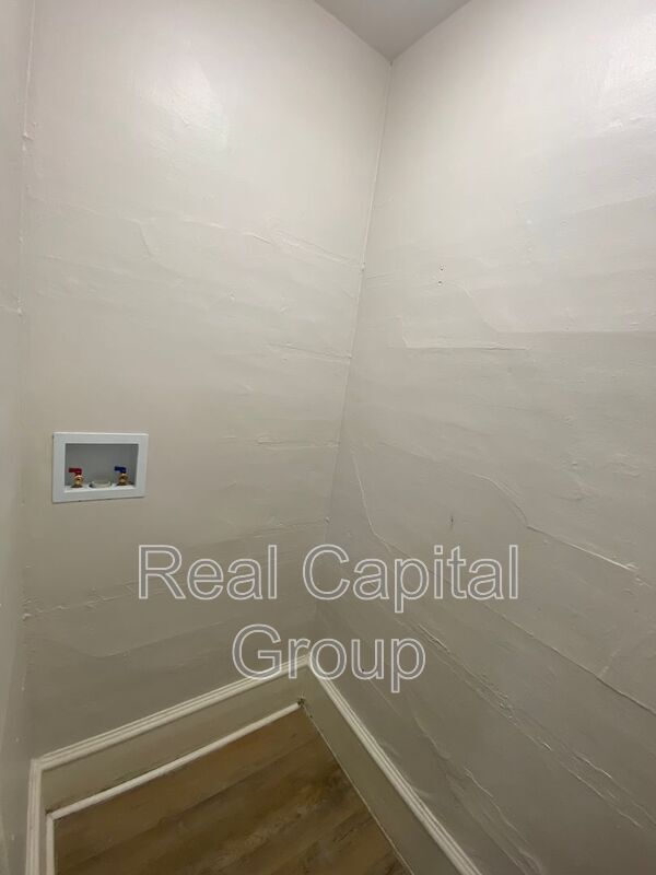 Building Photo - 305 Cable St