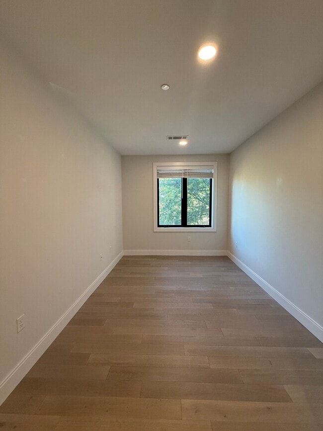 Building Photo - 152 Liverpool St