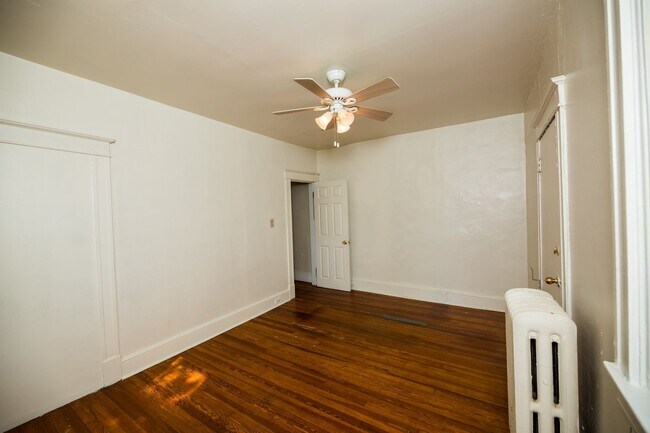 Building Photo - 2026/2027 JHU Off-Campus 5bd/3ba Charles Village w/ W/D & parking!.. Available 6/9/26