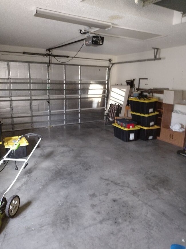 Building Photo - 3 Bedroom 2 Bath House 2 car garage with Large screened in porch! Tenant occupied till March 31st