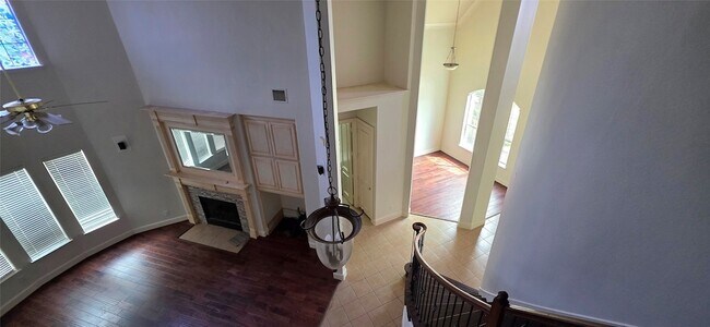 Building Photo - 1001 Llano Trce