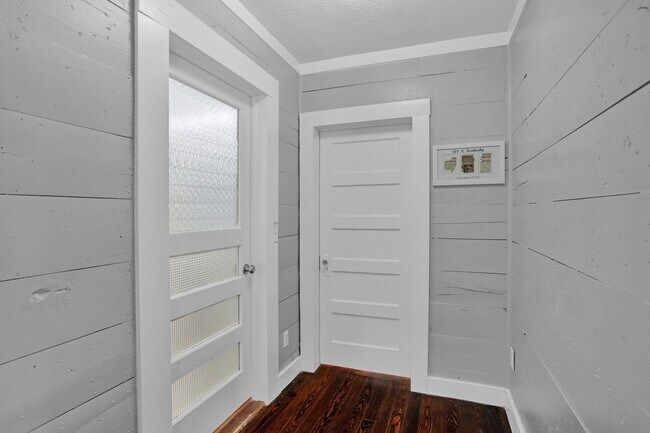 Building Photo - Cutest Cottage available Now in McKinney!