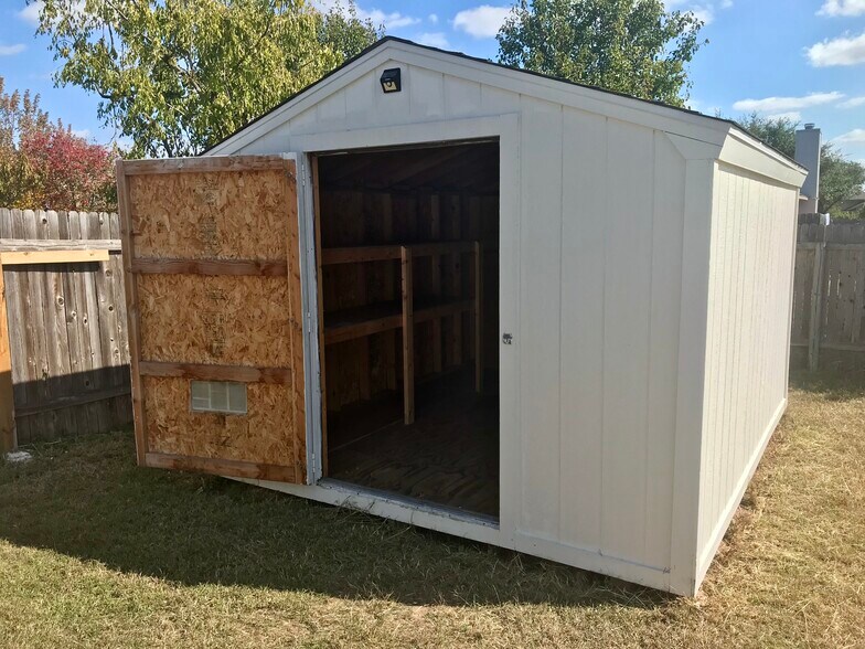 Shed in backyard - 1405 Amber Day Dr