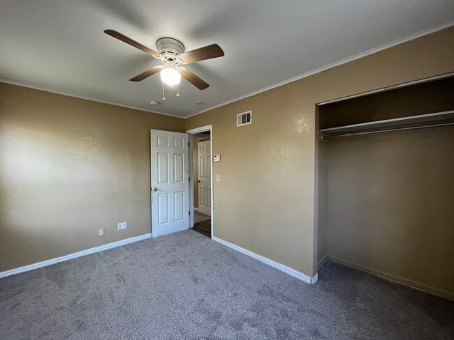 Building Photo - 4 bedroom 2 bath!