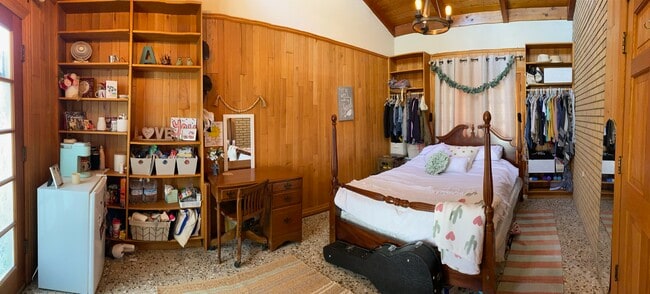 Building Photo - High Ceiling & Morning Light Bedroom