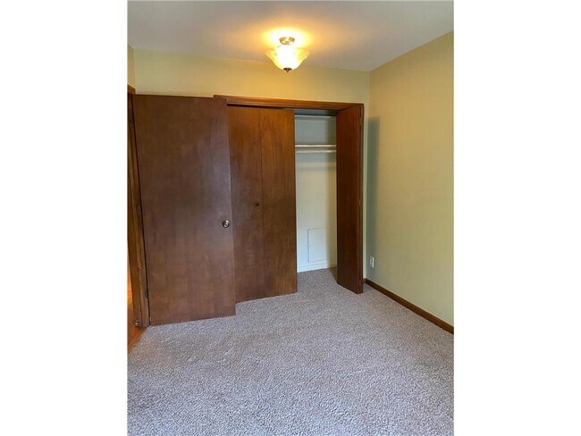 Building Photo - 633 Robert St