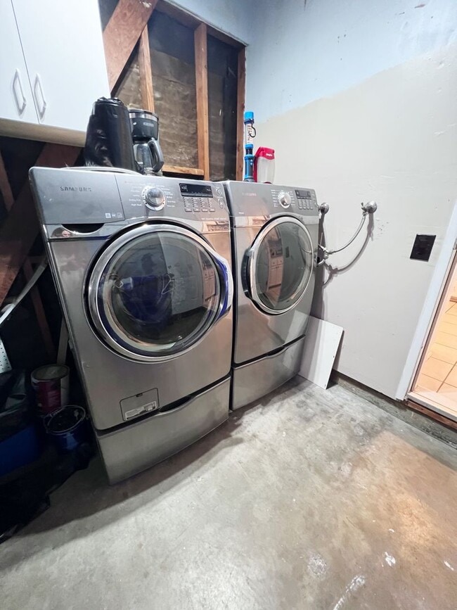 Building Photo - Furnished - 2 Bed/1.5 Bath Townhome ~ Beautifully Maintained!