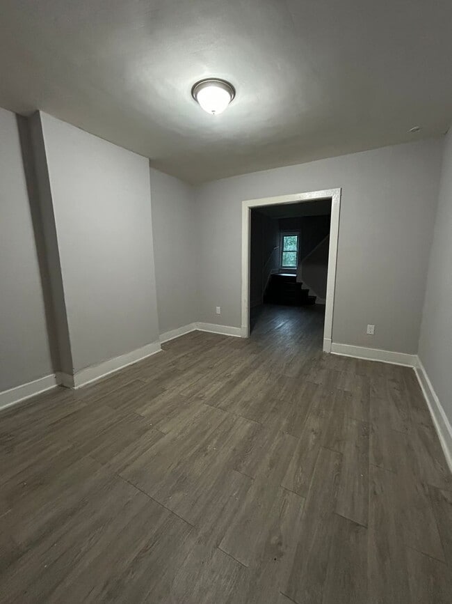 Building Photo - Large house Semi detached