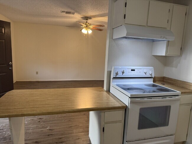 Building Photo - Move in Ready 2 bedroom 1 bath apartment -...