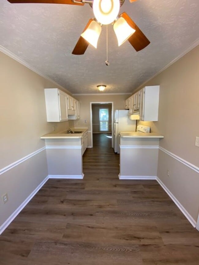 Building Photo - Charming Townhouse in East Cobb!