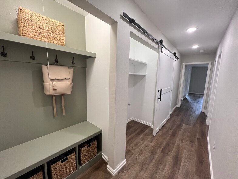 Garage entry & laundry - 6403 Dreyfuss Rd