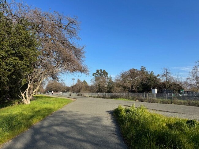 Building Photo - Wonderful, single level townhome w/attached garage available for move-in now!