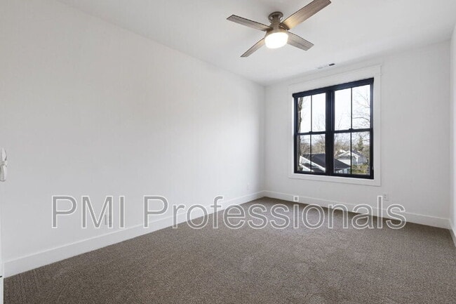 Building Photo - 231 S Bilbro Ave