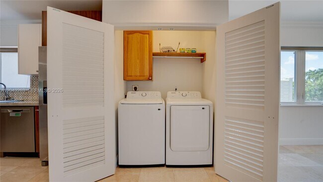 Building Photo - 500 SW 51st Ct