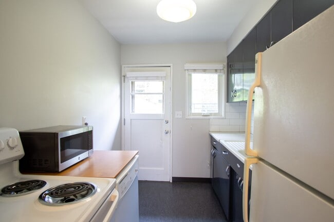 Building Photo - FALL SPECIAL!! Mid-Century 2bdr with Patio Near OHSU Ready Now!