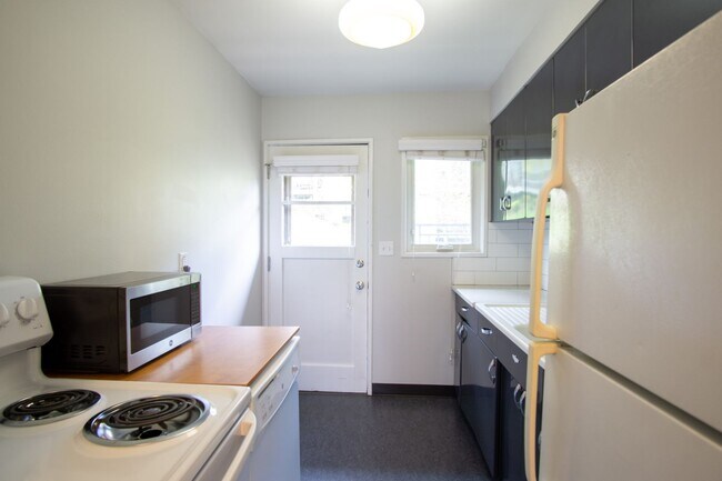 Building Photo - WINTER SPECIAL!! Mid-Century 2bdr with Patio Near OHSU Ready Now!