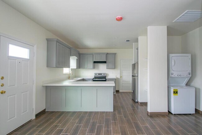 Building Photo - 3012 West Dr
