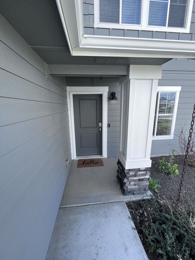 Building Photo - Central Located 4 bed 2.5 bath home