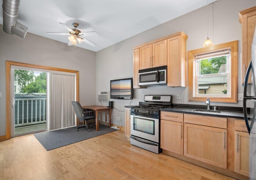 Building Photo - 1641 N Franklin Pl