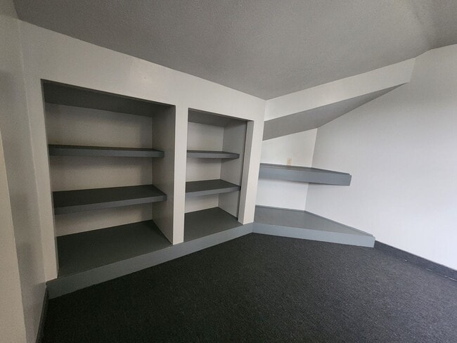 Building Photo - FIVE BEDROOM HOUSE !!. Just a four-minute ...