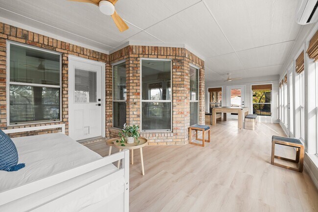 Building Photo - Lakefront Luxury Retreat, 5 Beds, 3 Baths, Quiet Gated Community.