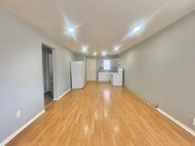 Building Photo - Move in special 2nd months rent $350 off