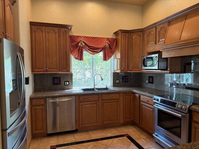 Building Photo - 1825 Venetian Dr