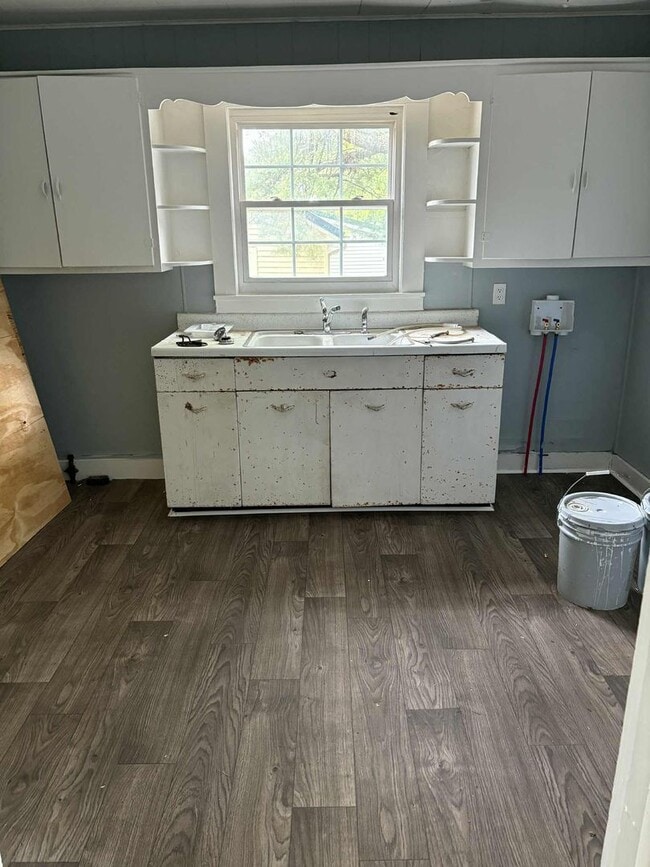 Building Photo - Recently Renovated Home!