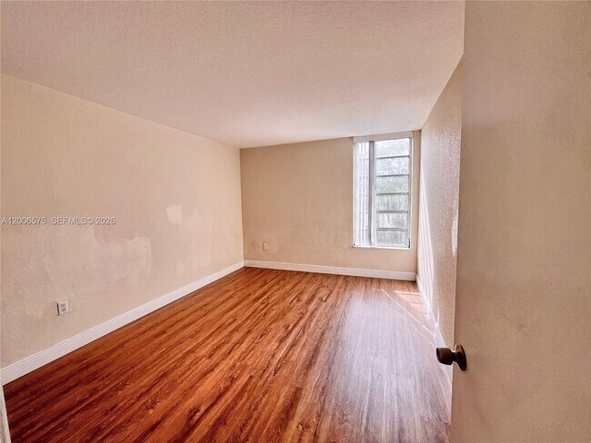 Building Photo - 8870 Fontainebleau Blvd