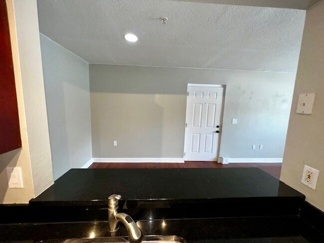 Building Photo - MOVE IN NOW!! Gated community Miriada! 1st floor 1X1.5 bath condo near pool area!!! Laminate wood...