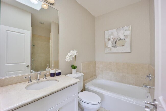 Building Photo - 492 Tyndall St