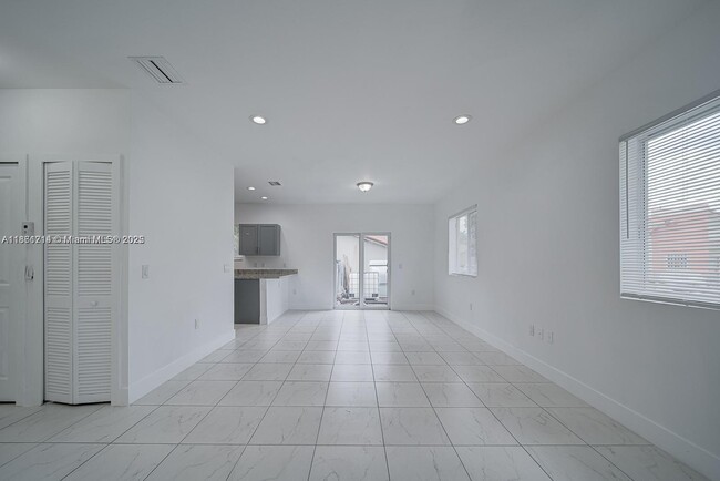 Building Photo - $3,000MONTHLY;14750 NE 7TH AVE #1475 MIAMI...