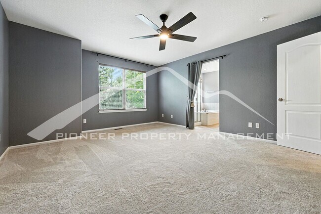 Building Photo - Stunning Home with Washer/Dryer and Centra...