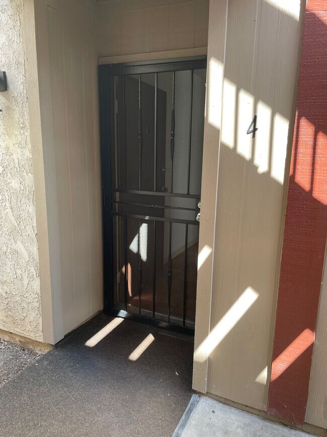 Building Photo - Bright and Charming 3 Bedroom 2 Bath Condo with Patio and A/C!