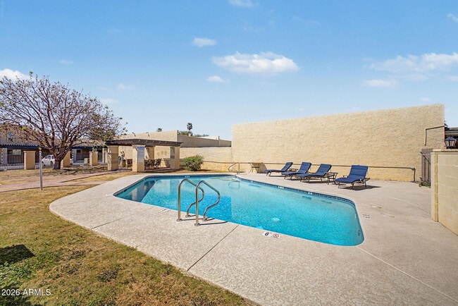 Building Photo - 2225 E Catalina Dr