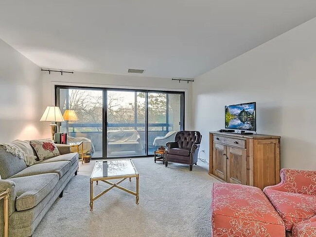 Building Photo - "Charming 2-Bed, 2-Bath Retreat in the Heart of Hinsdale – Spacious 2071 Sq Ft Haven!"