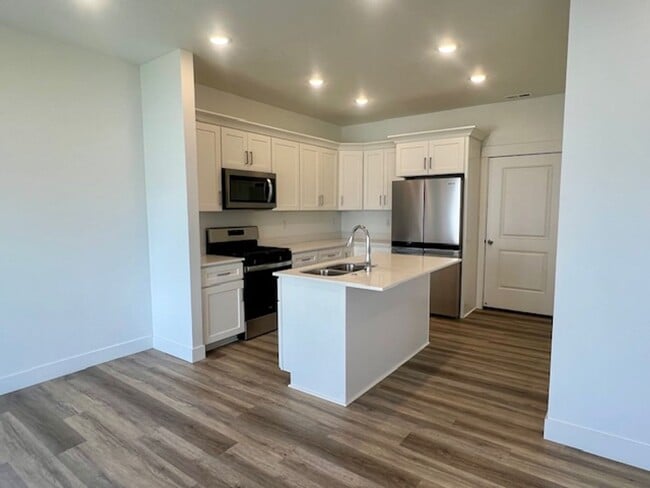 Building Photo - LOVELY TOWNHOME IN SALEM