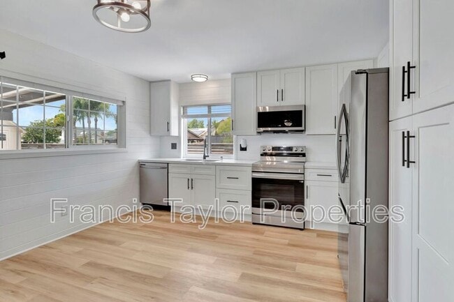 Building Photo - 568 Larchwood Dr